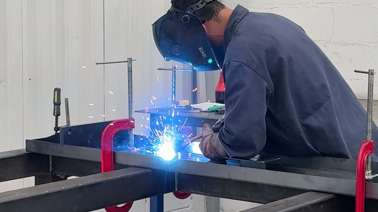 Soldagem de estrutura metálica na caldeiraria da Project Laser