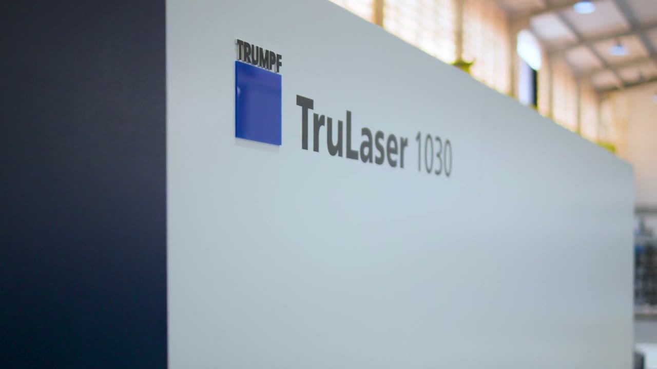 Corte a laser em chapa de aço na TruLaser 1030 fiber da Project Laser