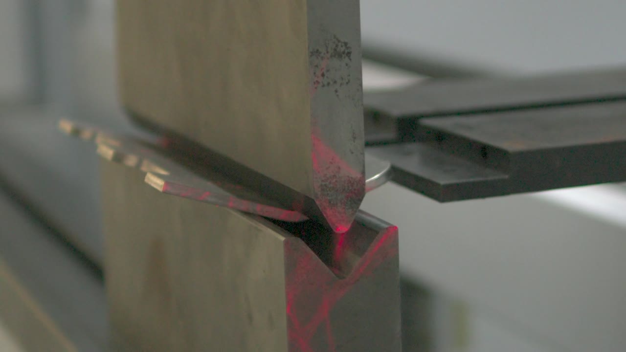 Dobra de chapa em dobradeira CNC TRUMPF na Project Laser