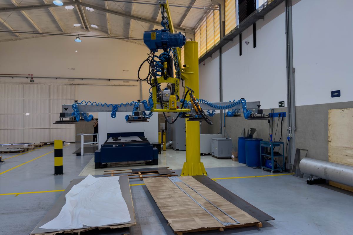 Galpão da Project Laser em Itupeva, com manipulador de chapa e máquina de corte ao fundo