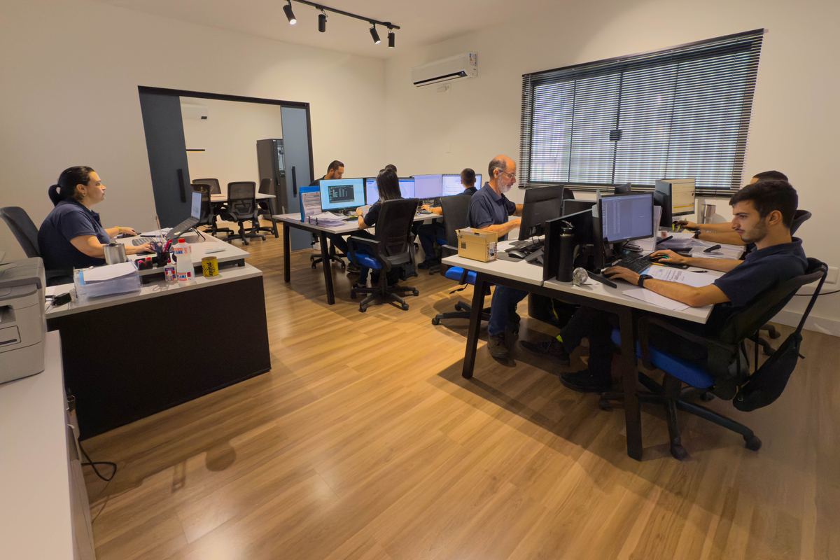 Equipe de engenharia da Project Laser em estações CAD