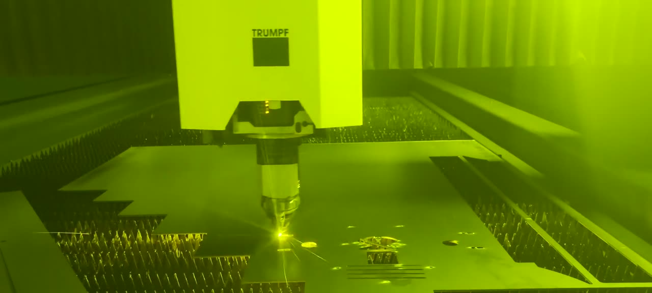 Corte a laser em chapa de aço na fábrica da Project Laser