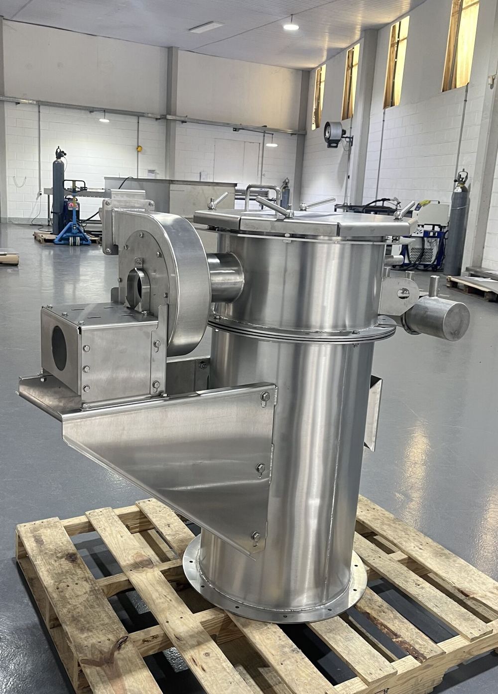 Equipamento em aço inox fabricado pela Project Laser, sobre palete